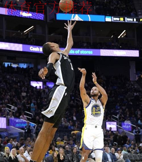 库里单节22分刷爆NBA纪录,文班31+15+10+8失误,勇士逆转马刺 库里单节22分刷爆NBA纪录,文班31+15+10+8失误,勇士逆转马刺